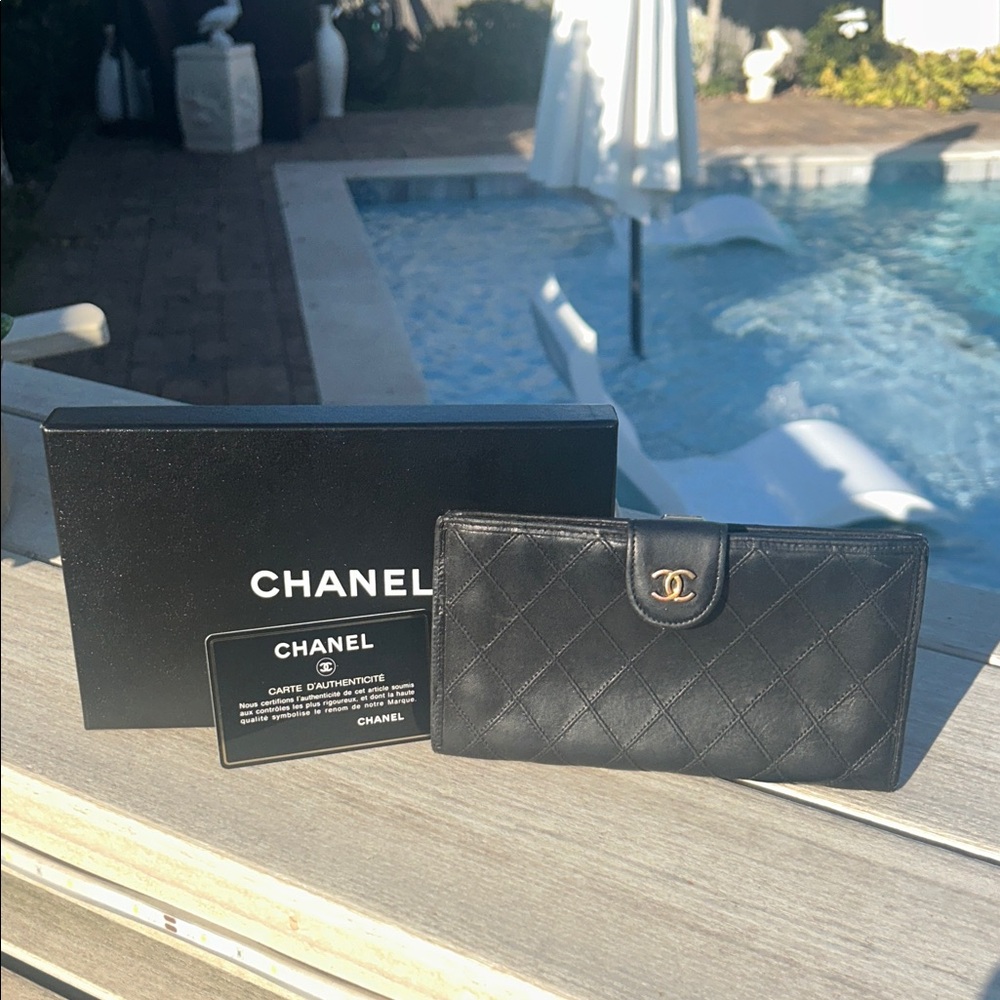 CHANEL Vintage W/COA BlackKiss Lock Wallet